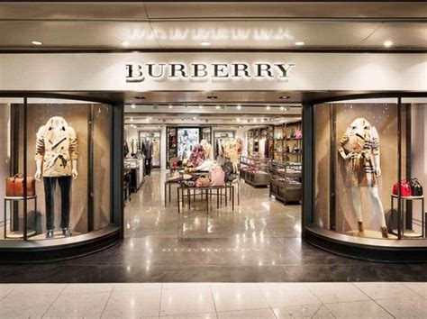 Chiude Burberry in via Condotti a Roma: affitto raddoppiato a 6 